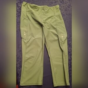 Xersion capri workout side pockets green